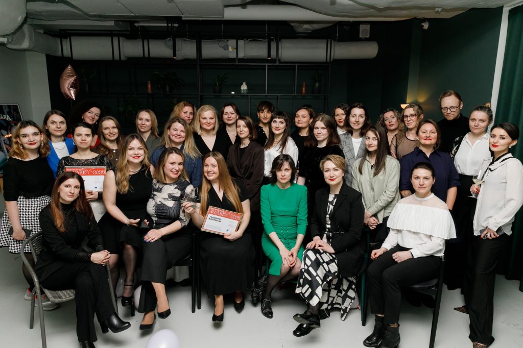 Why Companies That Work With the Same Photographer Get Better Results 2 Group photo of conference participants at corporate event in Warsaw